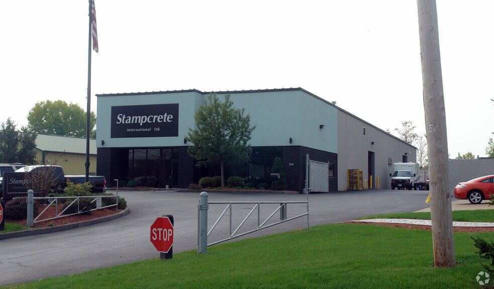 325 Commerce Blvd, Liverpool, NY à vendre - Photo principale - Image 1 de 10