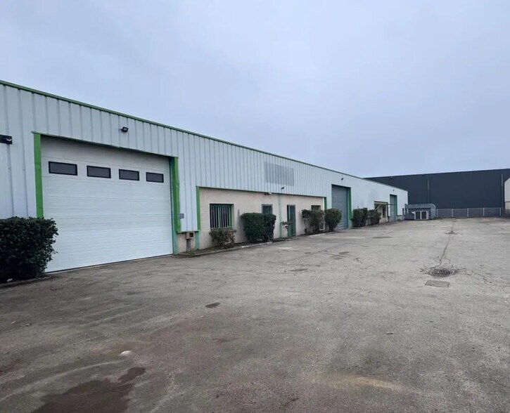 Bureau dans Pusignan à louer - Photo du bâtiment - Image 3 de 5