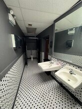 6738 N Sheridan Rd, Chicago, IL for sale Interior Photo- Image 2 of 2