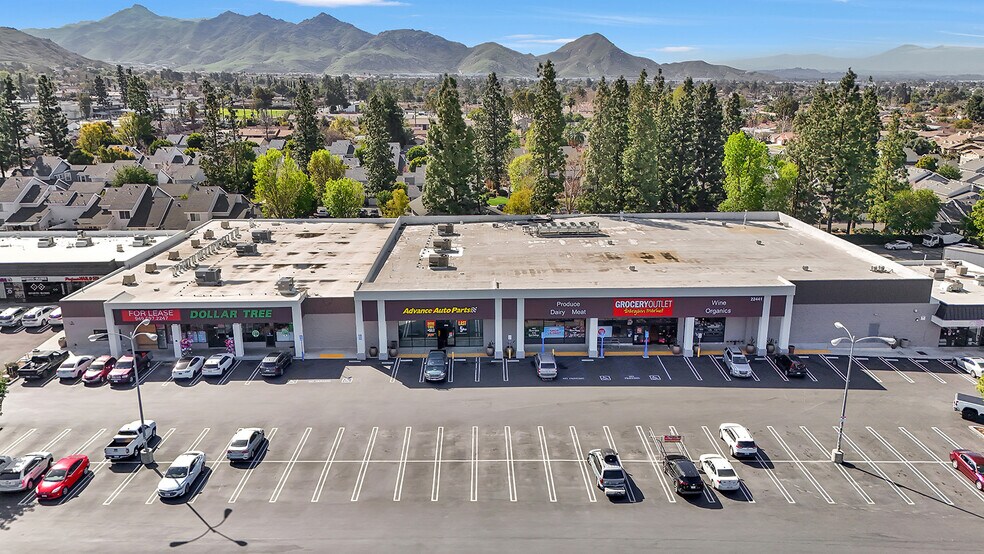 22409-22499 Barton Rd, Grand Terrace, CA à louer - Photo du bâtiment - Image 1 de 53