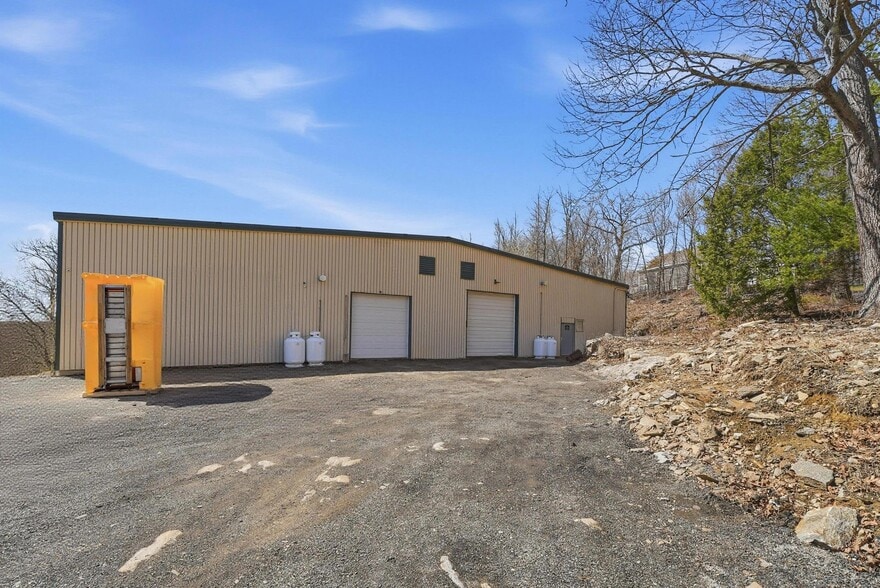 30 Huntoon Memorial Dr, Leicester, MA à vendre - Photo du bâtiment - Image 3 de 11