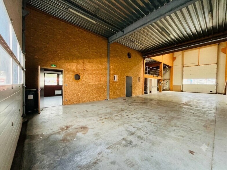 Flex in Tancarville for lease - Building Photo - Image 2 of 7