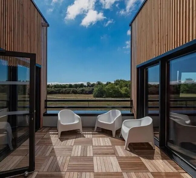 Local d'activités dans Saint-Genis-Laval à vendre - Photo du bâtiment - Image 2 de 3