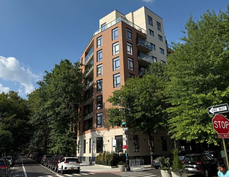 585 Argyle Rd, Brooklyn, NY à louer - Photo du bâtiment - Image 2 de 6