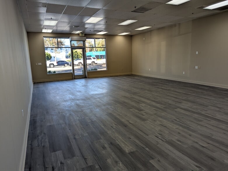 122 E 17th St, Santa Ana, CA for lease - Building Photo - Image 3 of 8