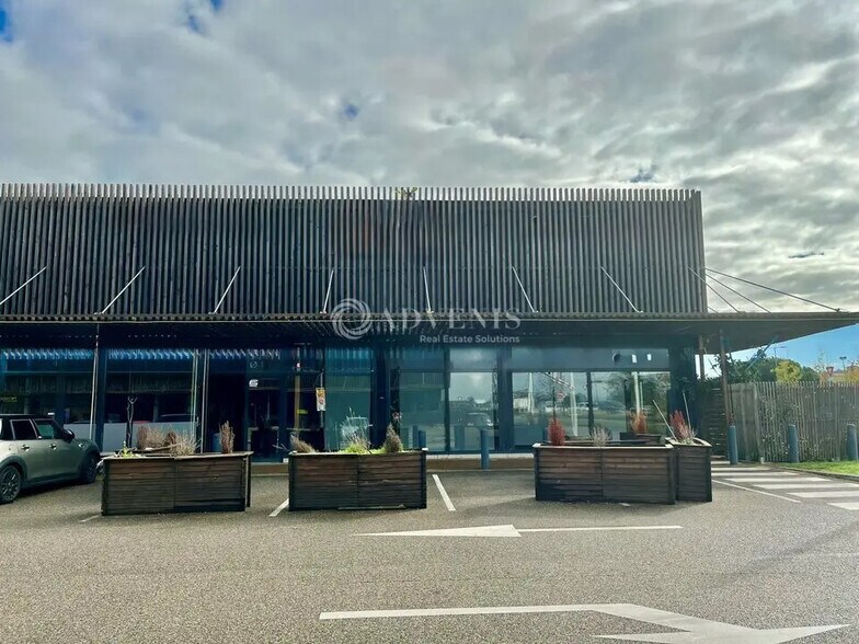 Retail in Saint-Bonnet-de-Mure for lease - Building Photo - Image 1 of 5