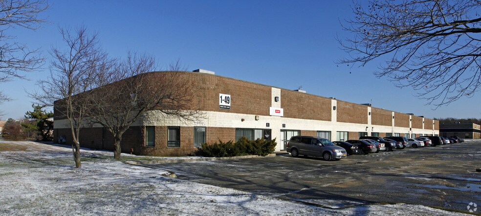200 Trade Zone Dr, Ronkonkoma, NY for lease - Primary Photo - Image 2 of 12