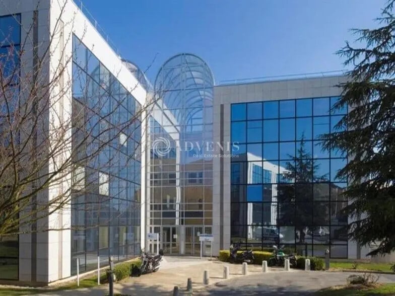 Office in Cergy for lease - Building Photo - Image 1 of 10