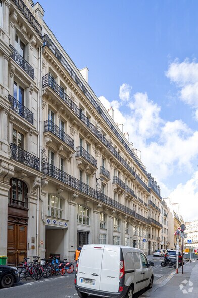 65-67 Rue De La Victoire, Paris à louer - Photo du bâtiment - Image 2 de 2