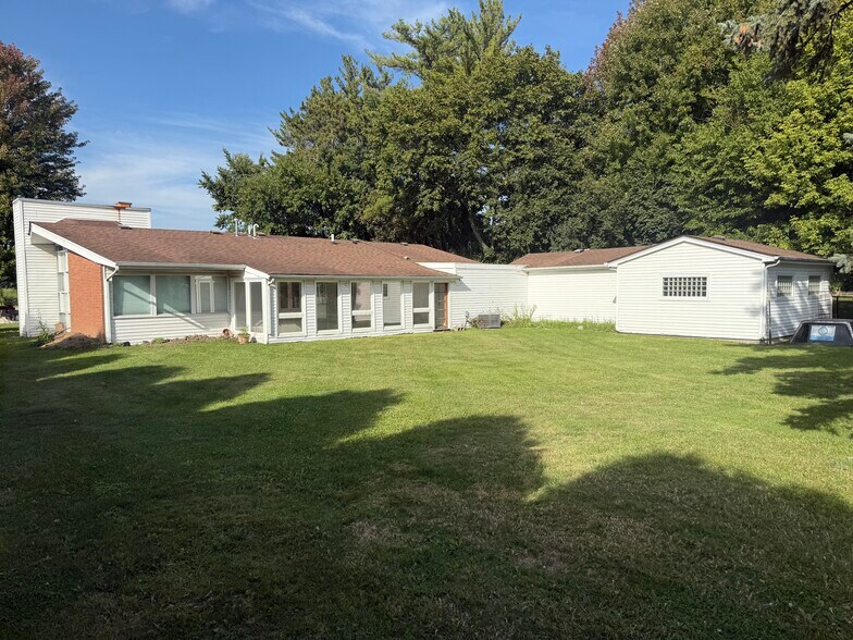 806 Penny Ave, East Dundee, IL à louer - Photo du bâtiment - Image 2 de 20