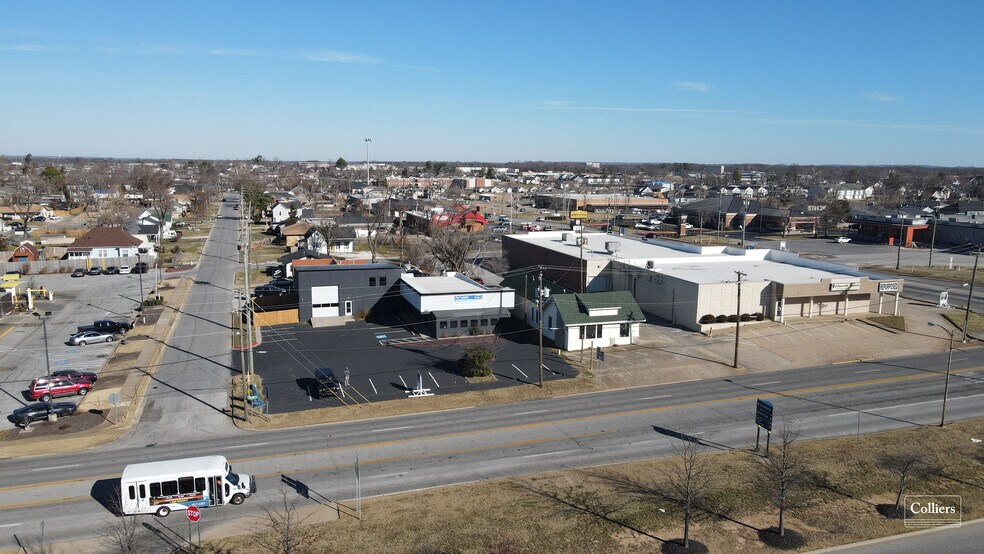 817 W Walnut St, Rogers, AR à louer - Photo du bâtiment - Image 3 de 7