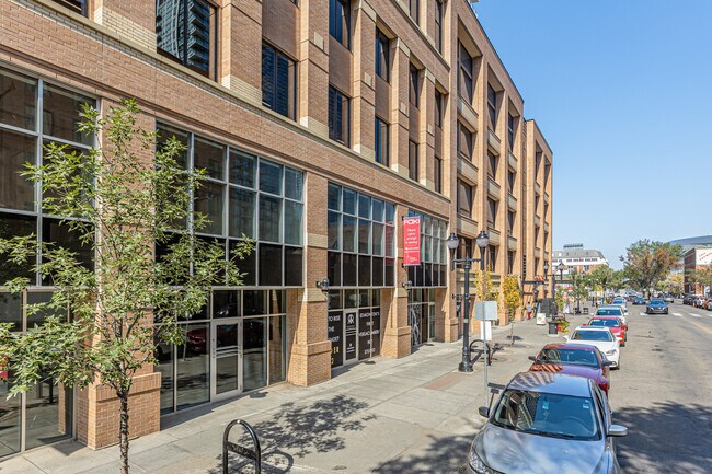 Plus de détails pour 10410 102 Av NW, Edmonton, AB - Commerce de détail à louer