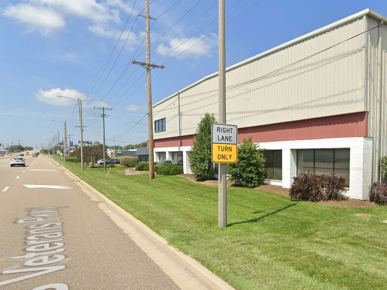1703 S Veterans Pky, Bloomington, IL for sale - Building Photo - Image 3 of 14