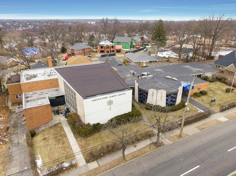 311 Central Park Ave, Yonkers, NY for sale - Primary Photo - Image 1 of 54