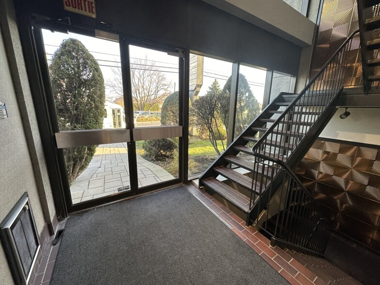 5675 Ch De Chambly, Saint-hubert, QC à louer - Photo du bâtiment - Image 3 de 5