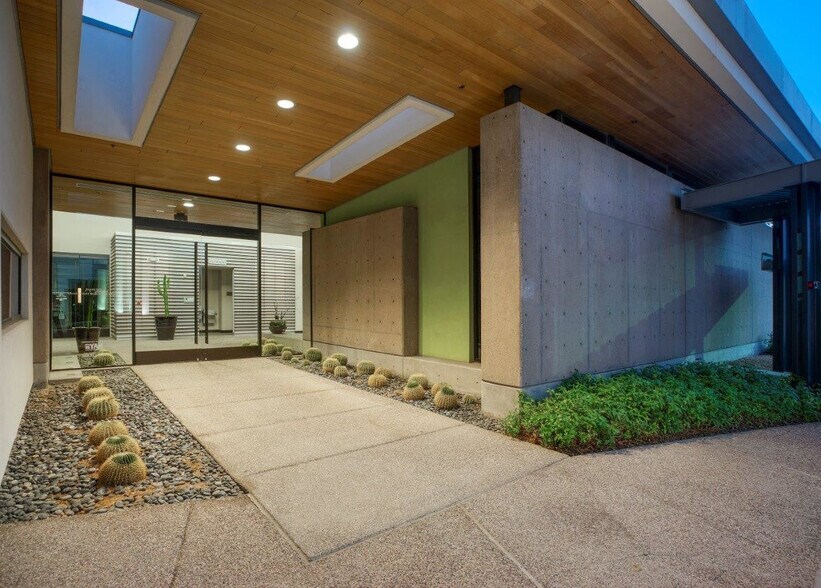 2155 E Conference Dr, Tempe, AZ à louer - Photo du bâtiment - Image 3 de 13