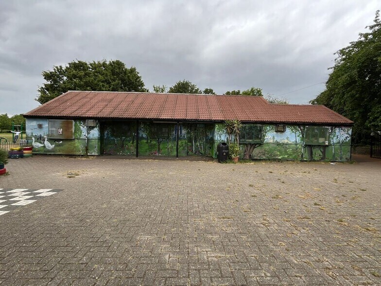 Hecham Close, London for lease - Primary Photo - Image 1 of 12