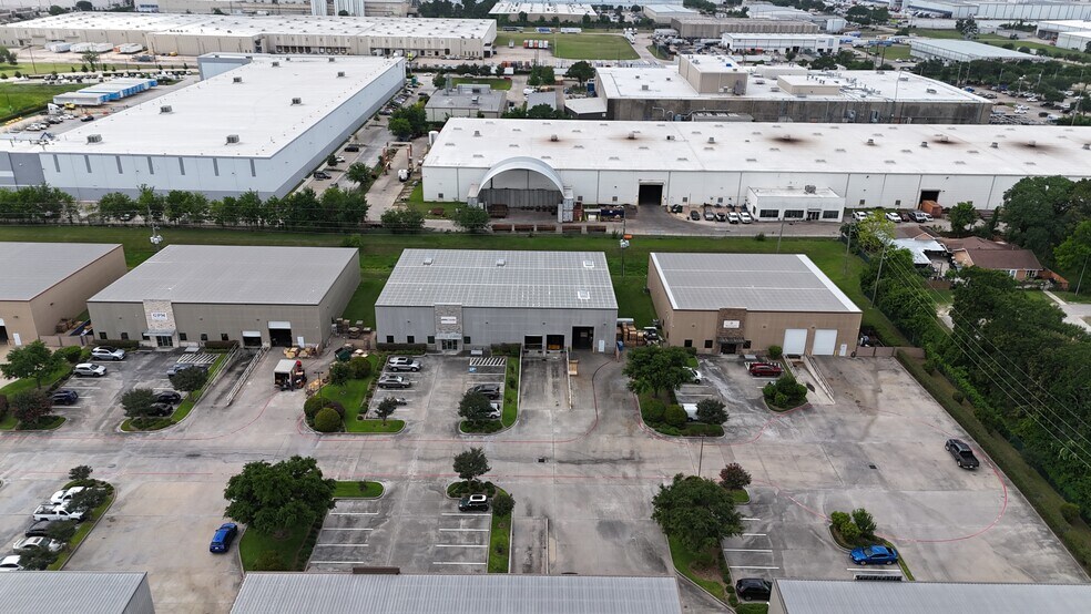 5609 Campbell Rd, Houston, TX à louer - Photo du bâtiment - Image 2 de 4