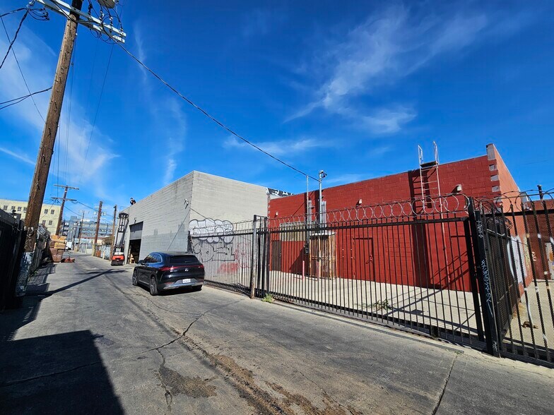 1116 E 12th St, Los Angeles, CA à louer - Photo du bâtiment - Image 2 de 30