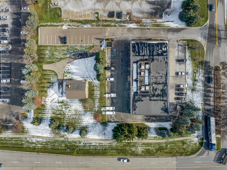 39340 Country Club Dr, Farmington Hills, MI for lease - Building Photo - Image 3 of 14