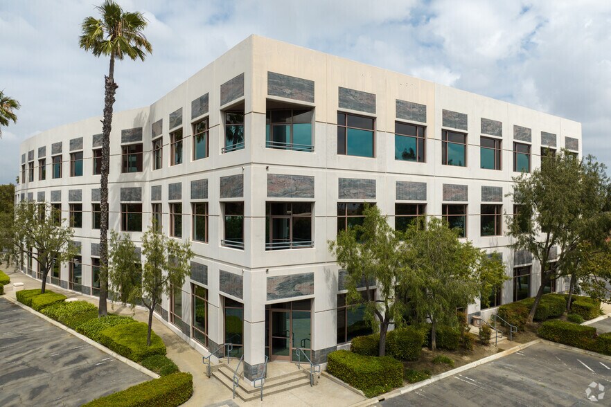 3500 Porsche Way, Ontario, CA à louer - Photo du bâtiment - Image 3 de 6