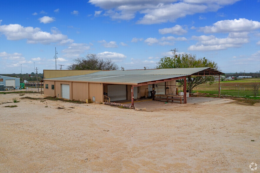 1438 E St, Jourdanton, TX for lease - Building Photo - Image 2 of 5