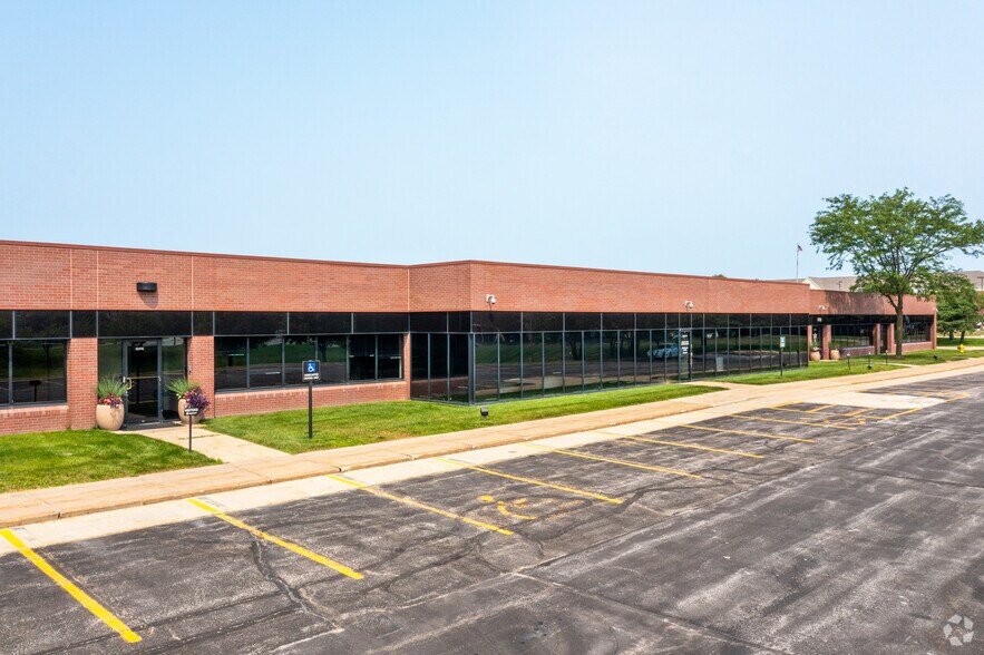 7601 Office Plaza Dr N, West Des Moines, IA à louer - Photo du bâtiment - Image 1 de 5
