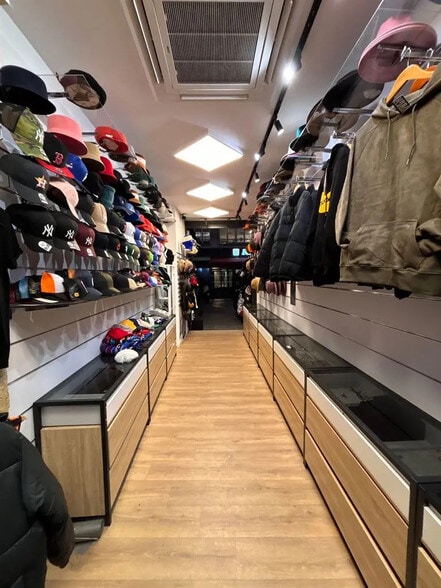 Retail in Paris for lease - Interior Photo - Image 1 of 3