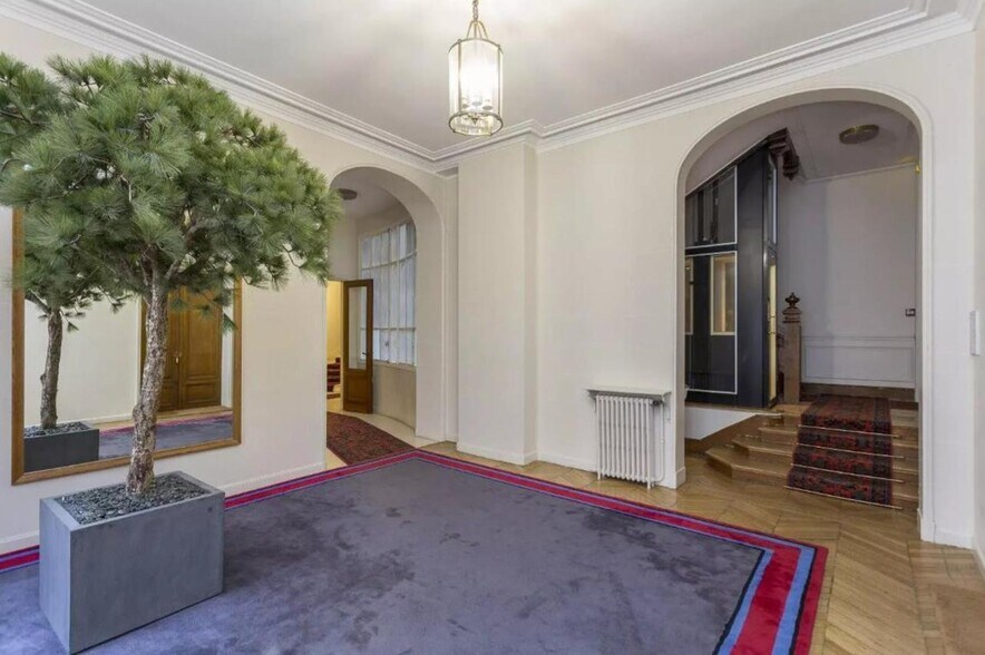 16 Avenue Pierre Ier De Serbie, Paris for lease - Interior Photo - Image 2 of 7
