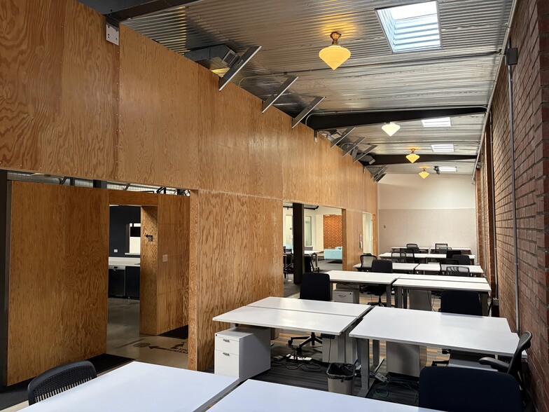 248 Main St, Venice, CA à louer - Photo du bâtiment - Image 3 de 12