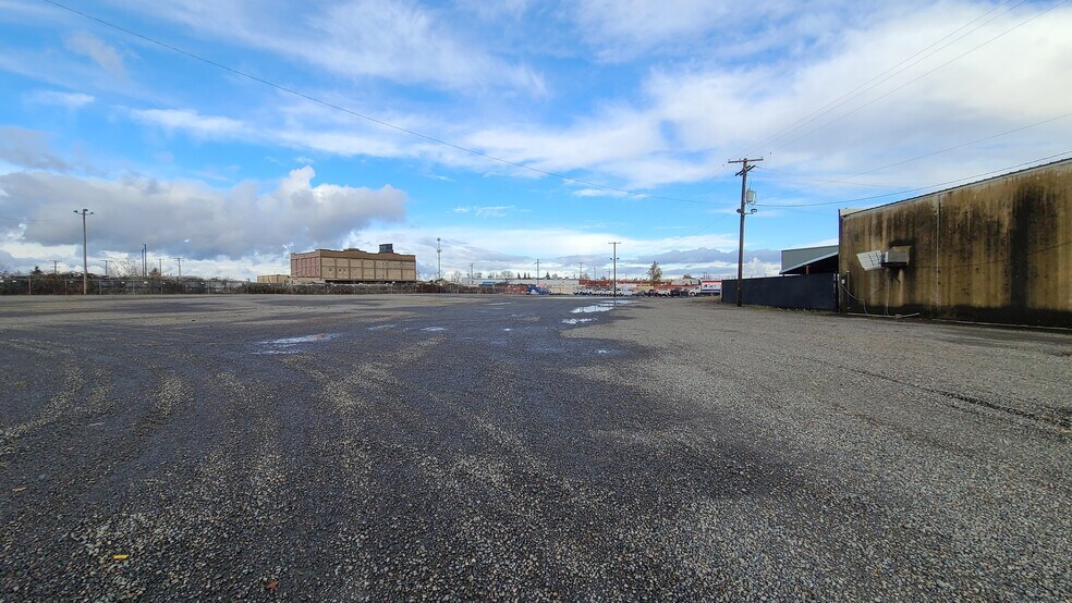 1725 Silverton Rd NE, Salem, OR à louer - Photo du bâtiment - Image 2 de 7