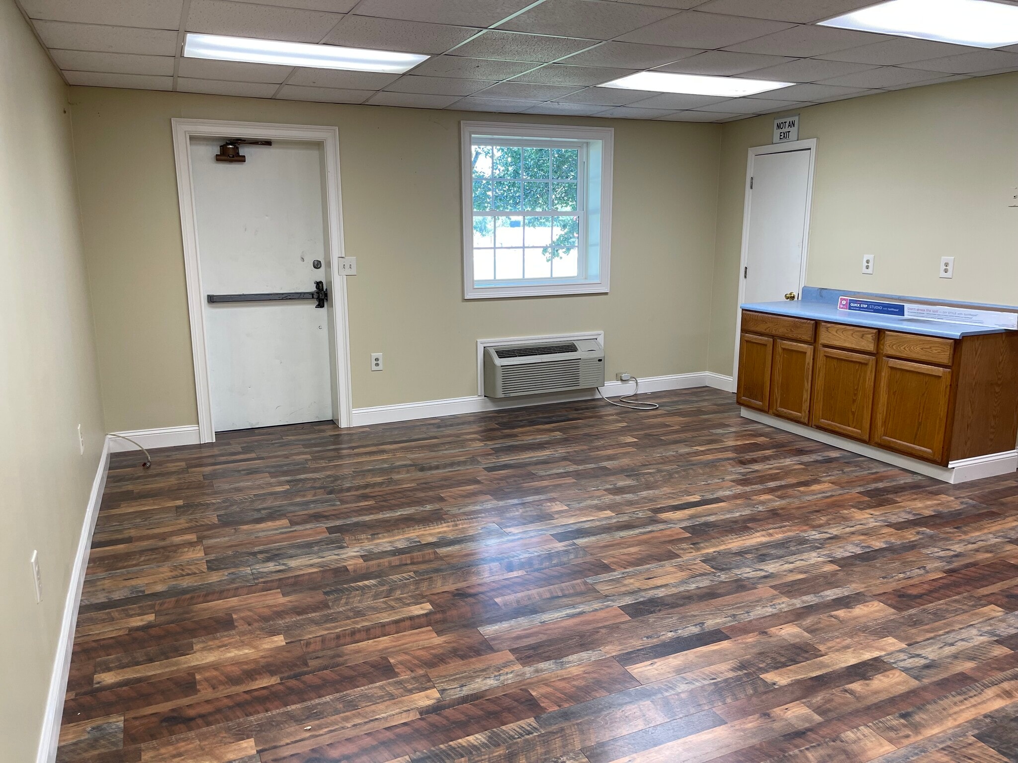 55 Lamb Loop, Tifton, GA for lease Interior Photo- Image 1 of 16