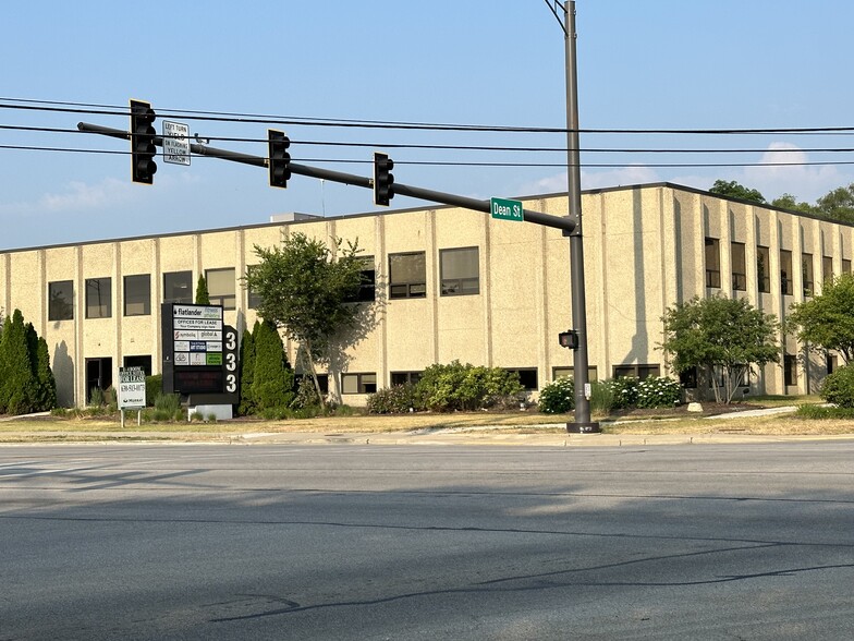 333 N Randall Rd, St Charles, IL à louer - Photo du bâtiment - Image 1 de 8