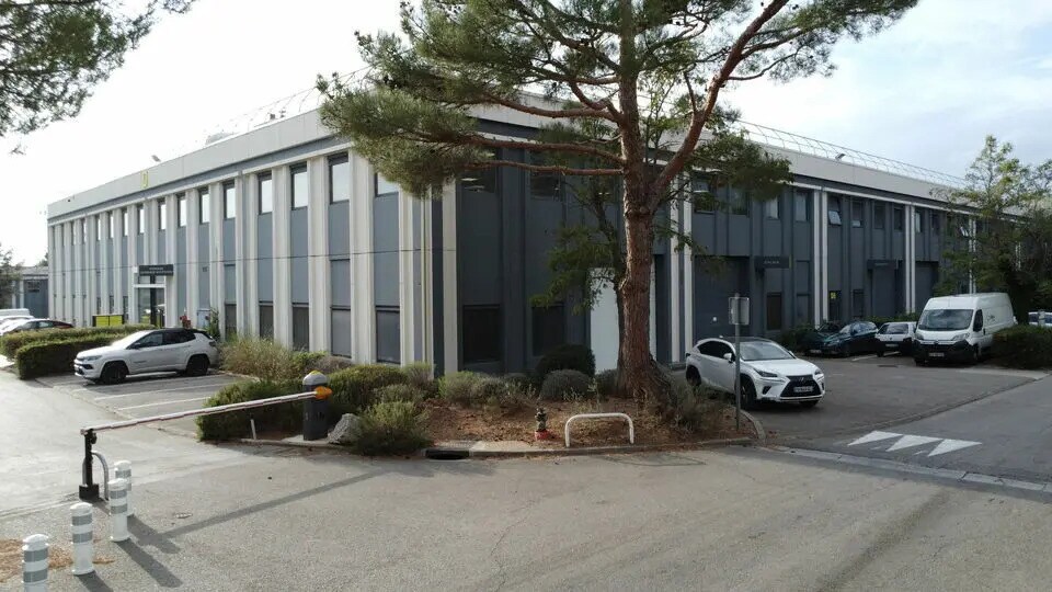 Flex in Vitrolles for lease Building Photo- Image 1 of 9