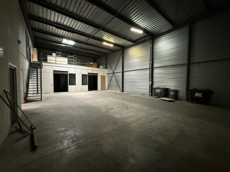 Industrial in Marseille for lease - Interior Photo - Image 1 of 3