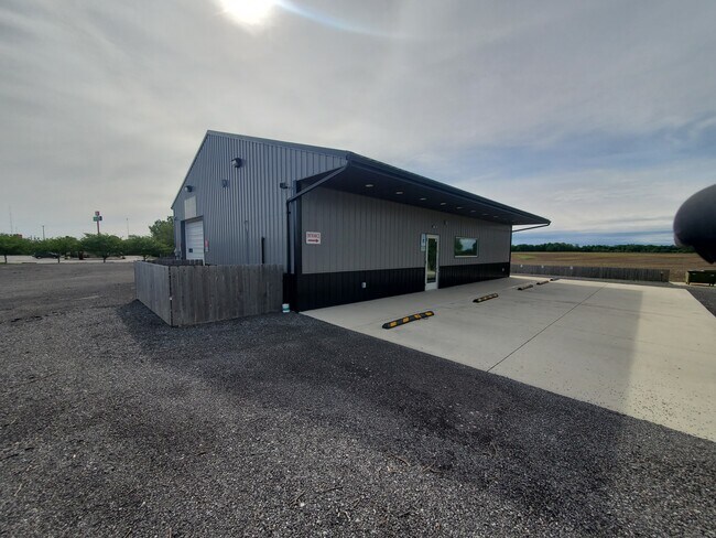 Plus de détails pour 1579 E Wyandot Ave, Upper Sandusky, OH - Commerce de détail à vendre