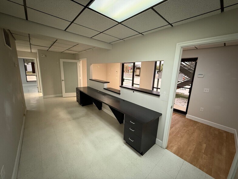 47 W New Haven Ave, Melbourne, FL à louer - Photo du bâtiment - Image 3 de 8