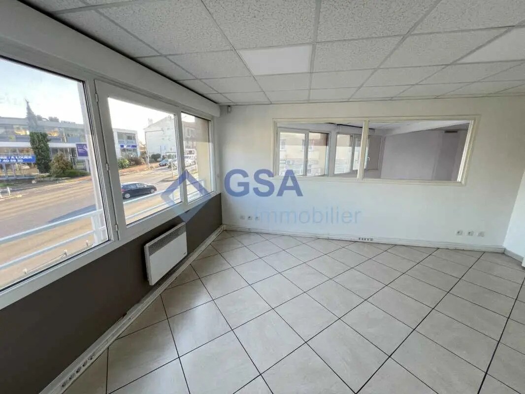 Office in Ris-Orangis for lease Interior Photo- Image 1 of 7