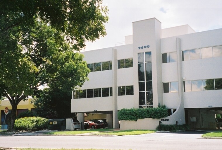 9600 NW 38th St, Miami, FL à louer - Photo du bâtiment - Image 1 de 6