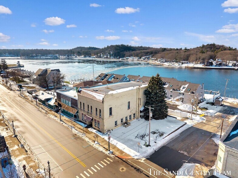 327 S Hancock St, Pentwater, MI à vendre - Photo du bâtiment - Image 2 de 2