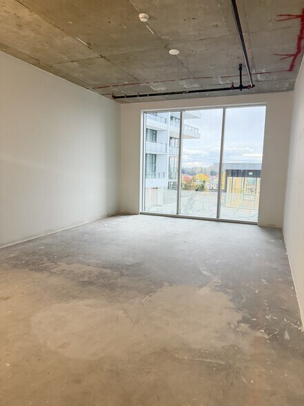 13675 107A Av, Surrey, BC à louer - Photo du bâtiment - Image 3 de 8