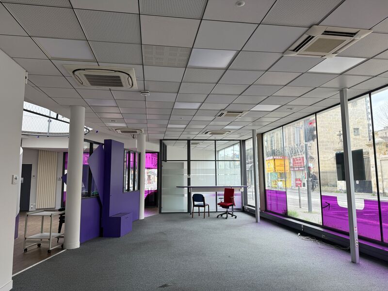 Office in Bordeaux for lease Interior Photo- Image 1 of 2