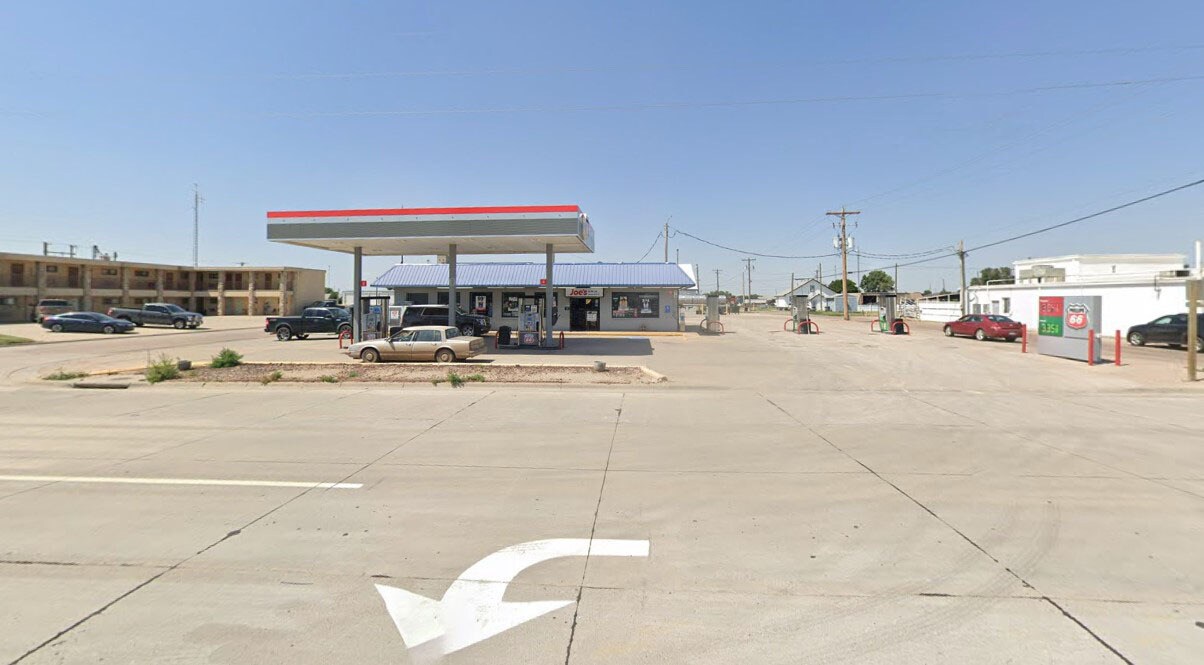 3 Turnkey Fuel & Retail Properties - Kan portefeuille de 3 propriétés à vendre sur LoopNet.ca Photo du bâtiment- Image 1 de 4