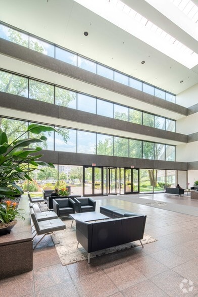 215 Shuman Blvd, Naperville, IL for lease - Lobby - Image 3 of 4