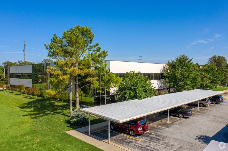 4200 Perimeter Center Dr, Oklahoma City, OK à vendre - Photo du bâtiment - Image 2 de 14