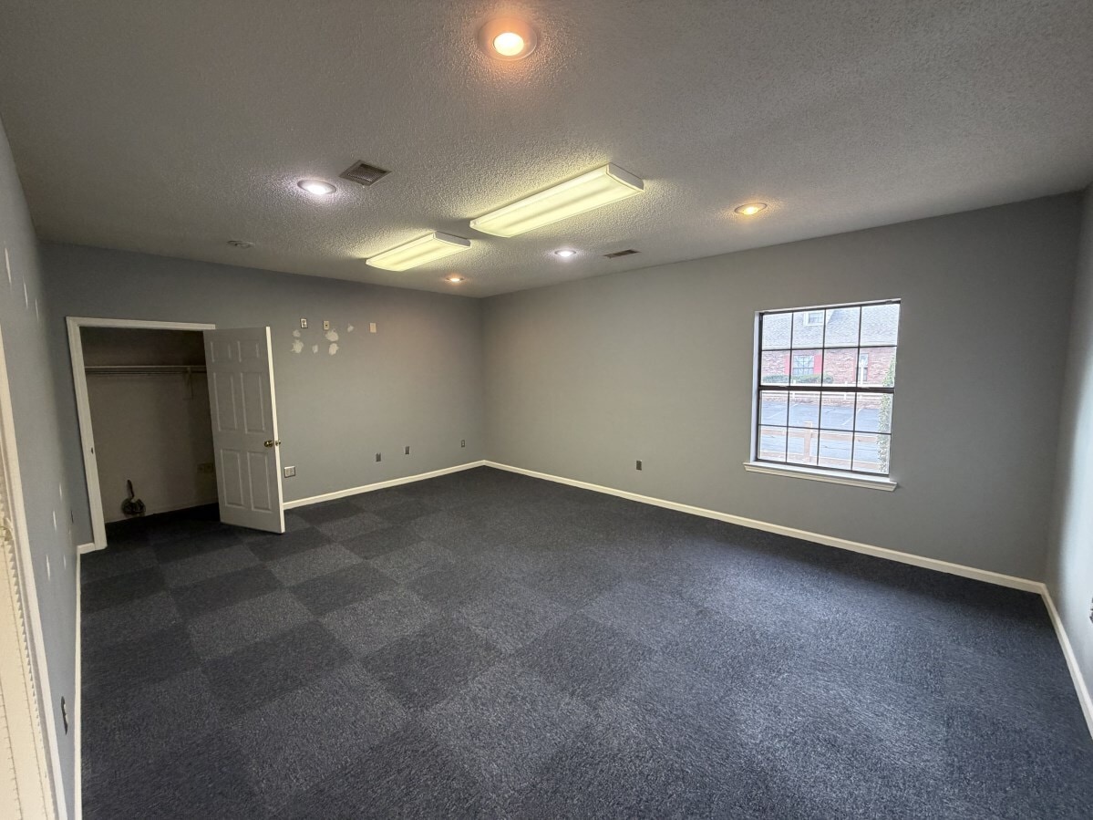 4620 W Commercial Dr, North Little Rock, AR for lease Interior Photo- Image 1 of 5