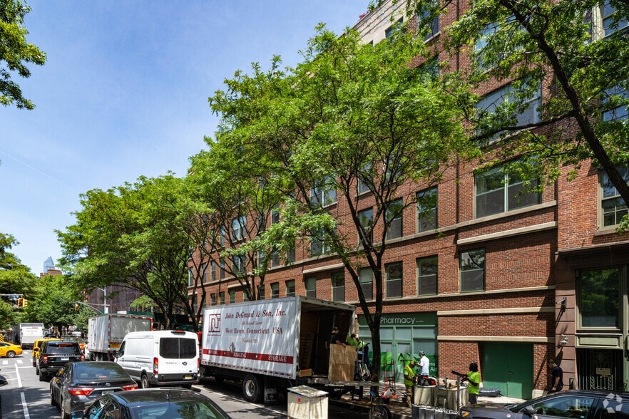 110-112 Charles St, New York, NY à louer - Photo du bâtiment - Image 3 de 5