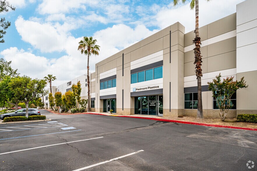 4051 Santa Ana St, Ontario, CA for lease - Building Photo - Image 3 of 8