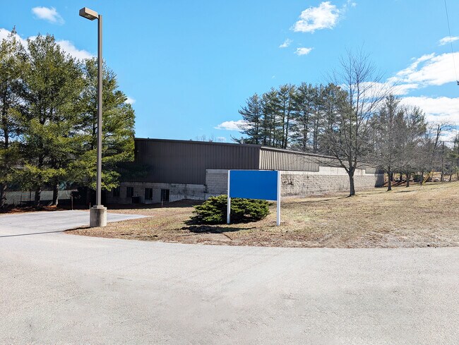 Plus de détails pour 10024 S Willow St, Manchester, NH - Industriel à louer