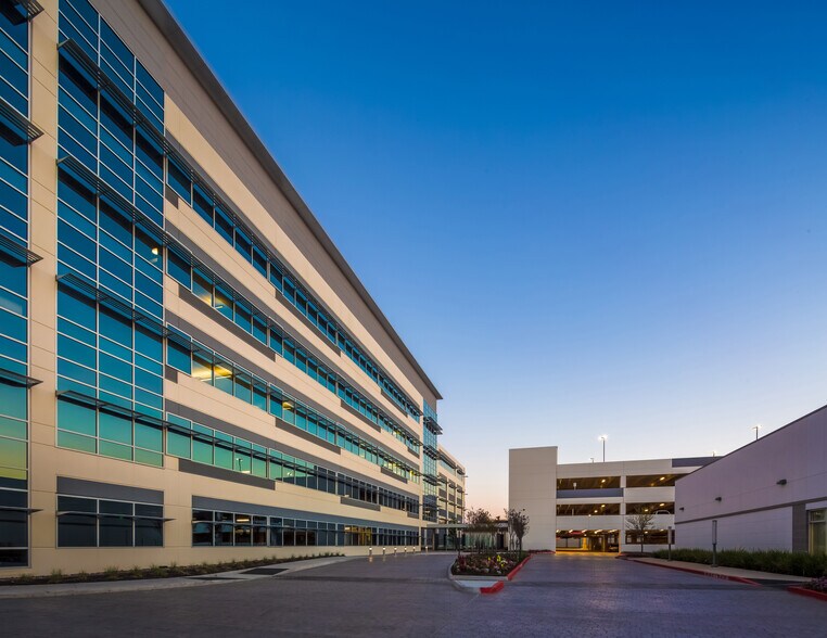 19219 Katy Fwy, Houston, TX à louer - Photo du bâtiment - Image 3 de 7